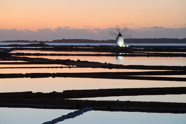 Sunset Windmill Salt Evaporation Pond Marsala Sicily Island Italy Trapani — Stock Photo, Image