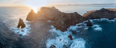 Faroe Adaları 'nın güzelliği tepedeki çimenli patikalardan gelir. Seyahat kavramı.