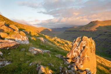 Güzel bir yaz manzarası. Faroe Adaları, Saksun yakınlarındaki fiyordun güneşli yaz manzarası. Danimarka, Avrupa 'daki Streymoy Adası' nın muhteşem sabah manzarası. Peyzaj fotoğrafçılığı, seyahat konsepti geçmişi.