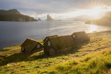 Çim çatılı evler, Bour köyü, vajina adası, Faroe adaları, Danimarka, Avrupa. Tipik çim tepeli evleri olan güneşli Saksun köyü manzaralı evler. Seyahat konsepti arka planı.