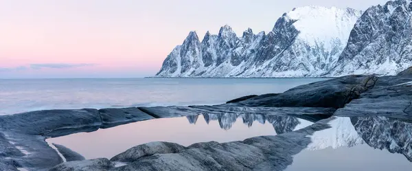 Cenário Majestosa Montanha Neve Mar Calmo Ilha Senja Noruega Montanhas Imagens Royalty-Free