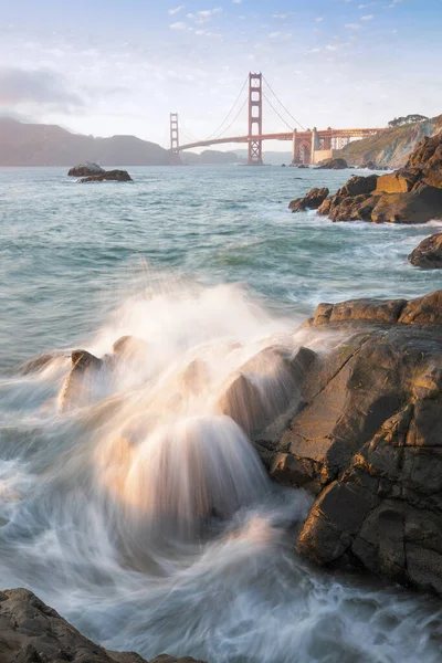 Golden Gate Bridge Durante Pôr Sol Com Ondas Queda Novo Imagem De Stock
