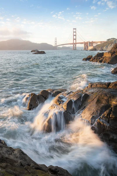Мост Золотые Ворота Время Заката Разбивающимися Волнами Новый Сан Франциско Лицензионные Стоковые Изображения