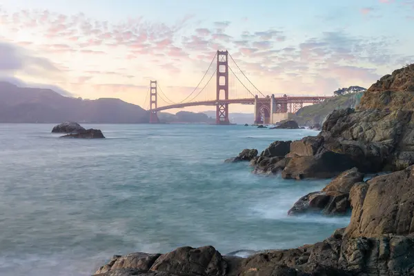 Мост Золотые Ворота Время Заката Разбивающимися Волнами Новый Сан Франциско Лицензионные Стоковые Фото