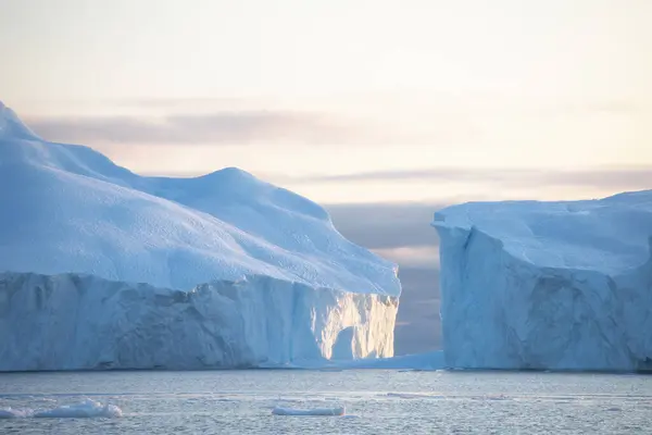 Hideg Sarkvidéki Téli Tájak Antarktisz Paradicsomi Öblében Jéghegy Óceánban Hajnalban Jogdíjmentes Stock Fotók