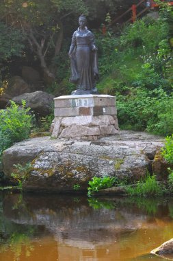 Göldeki prensin prensinin heykelinin dikey görüntüsü.