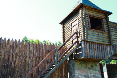 Köydeki eski ahşap ev.