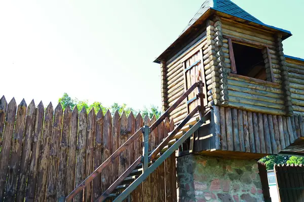 Köydeki eski ahşap ev.