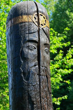 Ahşap bir kütüğün antik heykeli