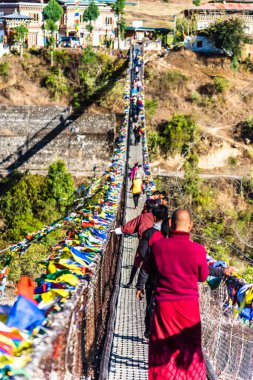 Bhutan 'daki Punakha Dzong' daki Punakha Askı Köprüsü. Punakha Dzong 'daki Punakha Askı Köprüsü. Butan' daki en uzun asma köprü..