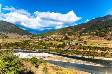 Bhutan 'daki Punakha Dzong' daki Punakha Askı Köprüsü. Punakha Dzong 'daki Punakha Askı Köprüsü. Butan' daki en uzun asma köprü..