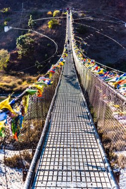 Bhutan 'daki Punakha Dzong' daki Punakha Askı Köprüsü. Punakha Dzong 'daki Punakha Askı Köprüsü. Butan' daki en uzun asma köprü..