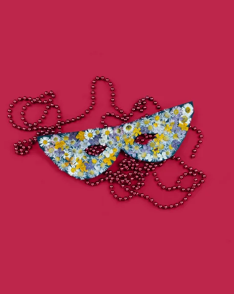 Maska Maskowa Ozdobiona Jest Suszonymi Kwiatami Tłoczonymi Świąteczna Girlanda Koralików — Zdjęcie stockowe