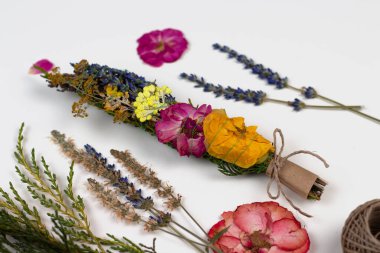 Kötü enerjiyi kovmak için leke çubuğu. Kurutulmuş bitkiler ve çiçekler iplikle bir desteye bağlanır. Zihinsel farkındalık meditasyonu için ev yapımı tütsü çubuğu. Boşluğu kopyala