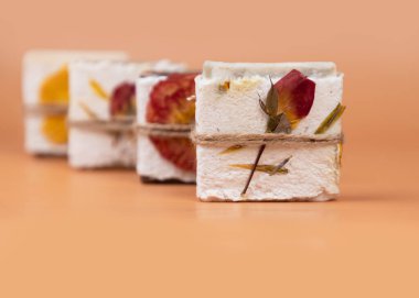 Organik kurutulmuş gül yapraklı doğal el yapımı sabunlar. Etik, sürdürülebilir, israfsız bir yaşam tarzı. Şirket ya da kişisel hediye fikri. Kadınlar Günü hediyesi, Sevgililer Günü, Anneler Günü. Dekor için ütülenmiş çiçekler.