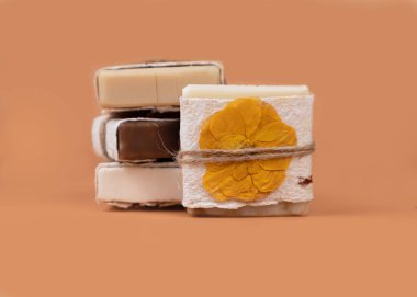 Organik kurutulmuş gül yapraklı doğal el yapımı sabunlar. Etik, sürdürülebilir, israfsız bir yaşam tarzı. Şirket ya da kişisel hediye fikri. Kadınlar Günü hediyesi, Sevgililer Günü, Anneler Günü. Dekor için ütülenmiş çiçekler.