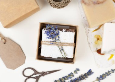 Doğal ev yapımı sabun, lavanta süslemeli el yapımı ütülü çiçek kağıdına sarılmış. Şirket ya da kişisel hediye fikri. Kadınlar için hediye, sevgililer günü, anneler günü. Hiç atık yaşam biçimi.