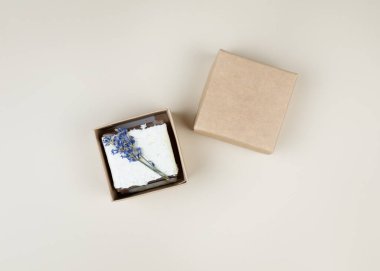 Doğal ev yapımı sabun, lavanta süslemeli el yapımı ütülü çiçek kağıdına sarılmış. Şirket ya da kişisel hediye fikri. Kadınlar için hediye, sevgililer günü, anneler günü. Hiç atık yaşam biçimi.