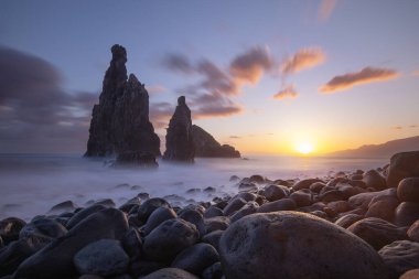 Denizin üzerinde güzel bir gün batımı