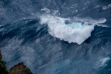 Dalgalar denize çarpıyor.