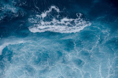 Mavi okyanus ve deniz dalgalarının gökyüzü manzarası.