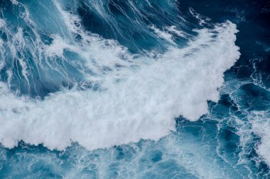 Deniz köpüğü ve dalga arka planı. Arka plan için soyut okyanus arkaplanı. mavi su köpüğü