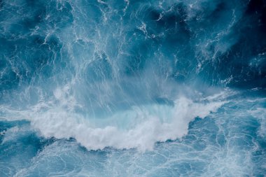 Güzel mavi okyanus dalgalarının hava manzarası