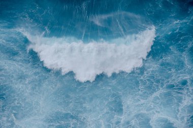 Buz, kışın donmuş gölde çiçek açtı.