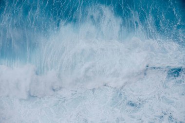 Dalga okyanusun üzerinde