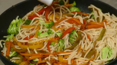 Yemek pişirmek ya da ev mutfağında akşam yemeği. Tavada Brokoli Pasta Yemeği Pişiriyorum