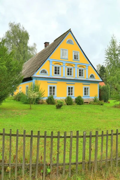 Traditionelles Dorfhaus Europa — Stockfoto