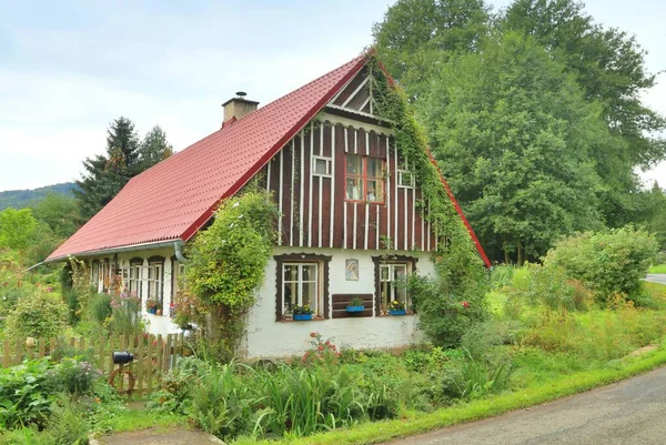 Traditionelles Dorfhaus Europa — Stockfoto