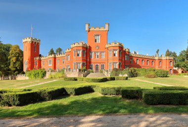 Çek Cumhuriyeti 'ndeki güzel kırmızı Nechanice kalesi