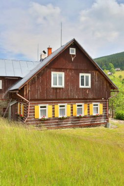 Yaz boyunca güzel ahşap kulübe