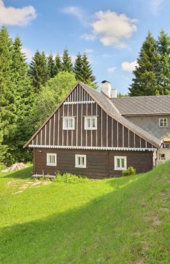 Yaz boyunca güzel ahşap kulübe