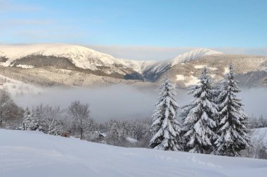 Dev dağlarda Snezka zirvesi olan karlı bir peri masalı.