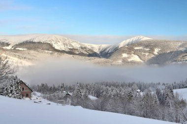 Dev dağlarda Snezka zirvesi olan karlı bir peri masalı.