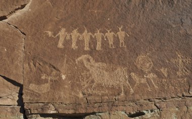 Amerikan yerlileri Moab, Utah, ABD yakınlarındaki Zehirli Örümcek Yolu 'ndaki uçurumdaki petroglifler