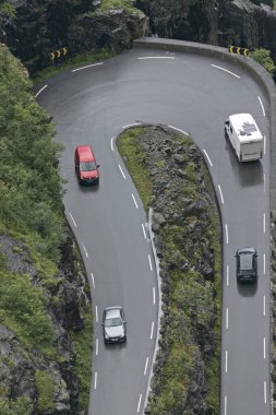 Trol Yolu, Norveç - 3 Ağustos 2022 Trollstigen dağ yolundan arabalarla dön