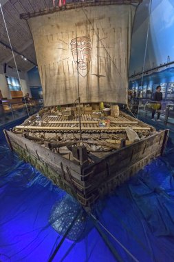 Oslo, Norveç - 5 Ağustos 2022: Oslo 'daki Bygdy yarımadasındaki müzede Kon-Tiki keşif botu