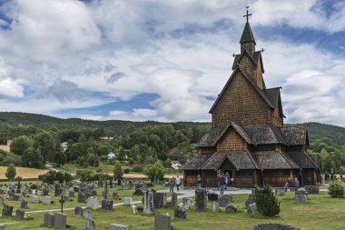 Notodden, Norveç - 6 Ağustos 2022: Heddal Stave Kilisesi ve mezarlığı, Norveç 'in aydınlık günlerdeki en büyük stave kilisesi.