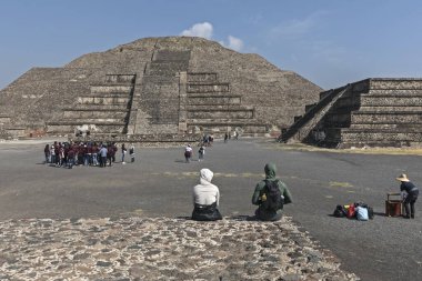 Meksika - 23 Kasım 2022: Meksika 'nın Teotihuacan kentindeki Ay Piramidi önünde okul gezisi öğrencileri