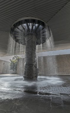 Mexico City, Meksika - 24 Kasım 2022 El Paraguas, Ulusal Antropoloji Müzesi 'nin ana girişinin önündeki Çeşme Şemsiyesi.