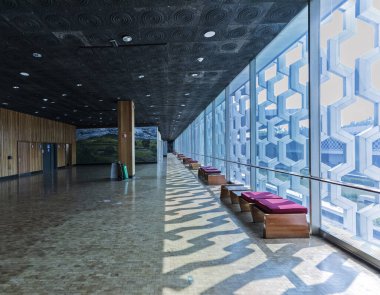 Mexico City, Meksika - 24 Kasım 2022: Ulusal Antropoloji Müzesi 'nin ikinci katında cam duvarlı koridor.