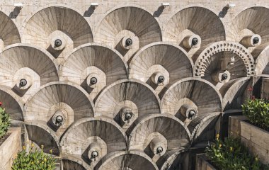 Erivan, Ermenistan 'daki Şelale' nin birinci katındaki mimari çeşme..