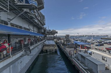  San Diego, California, ABD - 12 Mart 2023 San Diego şehir merkezindeki USS Midway donanma uçak gemisi müzesine giriş. İnsanlar gönüllü öğretim görevlileri tarafından karşılanıyor..