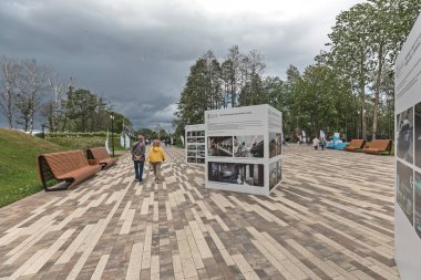 Kronstadt, Rusya - 4 Temmuz 2023: Kaleler Adası, Kronstadt şehrinin Donanma tarihine adanmış yeni bir kentsel kültür kümesidir..