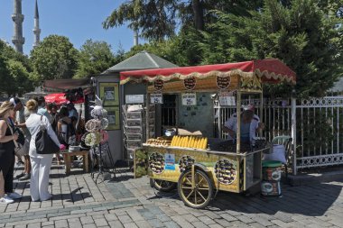 İstanbul, Türkiye - 17 Temmuz 2023: Mısır veya misir geleneksel bir Türk fast food arabasından satıldı. Orta Doğu sokak yemekleri.