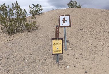 Anza Borrego Eyalet Parkı, Kaliforniya - 14 Mart 2023 Slot Kanyonu 'na giden yolu imzalayın. Gündüz kullanım alanı. Telefonla QR kodu ile öde.