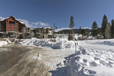 Winter Park Kayak Merkezi, Colorado, ABD - 12 Şubat 2023: Zephyr Yolu Plaza Kayak merkezi üssünde.